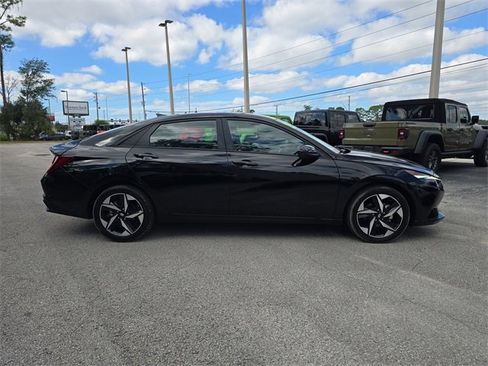 Used 2023 Hyundai Elantra SEL w/ Convenience Package image 6