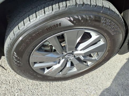 Used 2025 Nissan Pathfinder SV image 6