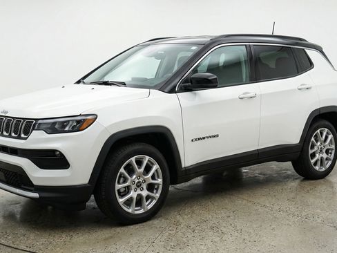 Used 2025 Jeep Compass Limited image 3
