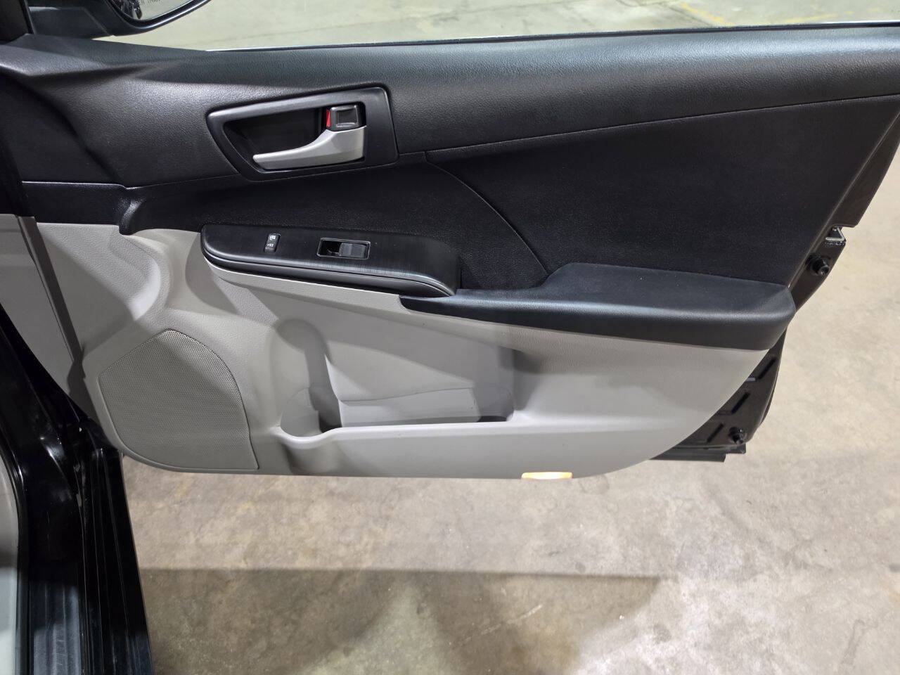 Used 2013 Toyota Camry FWD image 28