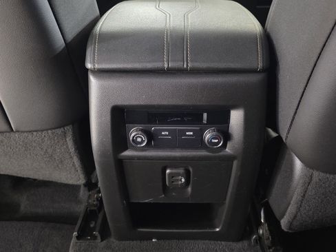 Used 2022 Chevrolet Traverse LT image 18