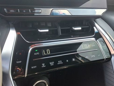 Used 2024 Toyota Venza XLE AWD/4WD image 17