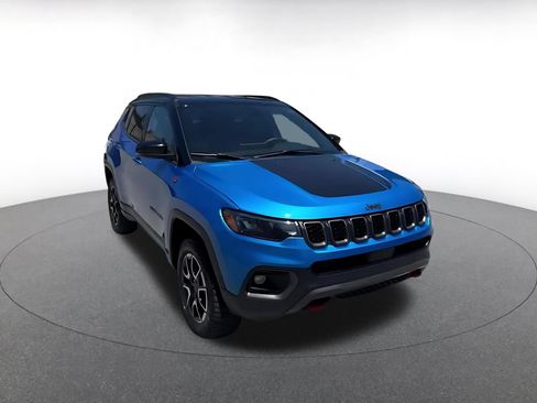 Used 2025 Jeep Compass Trailhawk AWD/4WD image 3