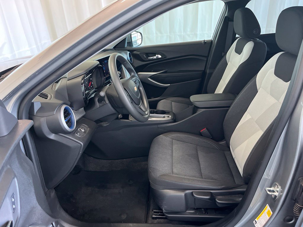 Used 2024 Chevrolet Trax LS w/ LS Convenience Package FWD image 3