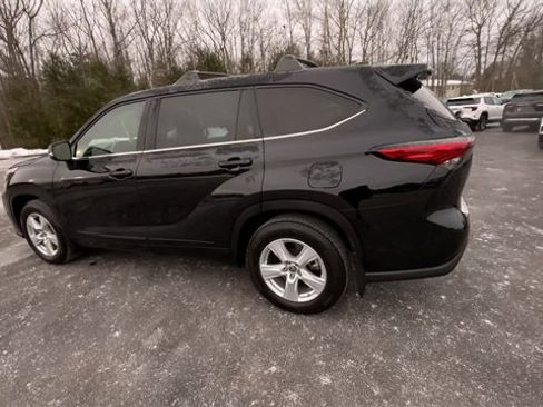 Used 2022 Toyota Highlander LE image 6