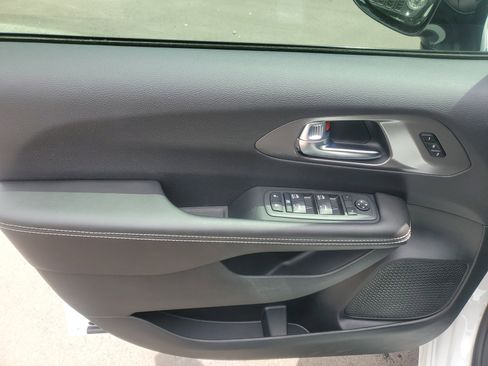 New 2026 Chrysler Pacifica Select image 13