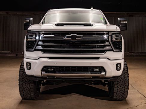 Used 2024 Chevrolet Silverado 2500 High Country w/ High Country Premium Package image 2