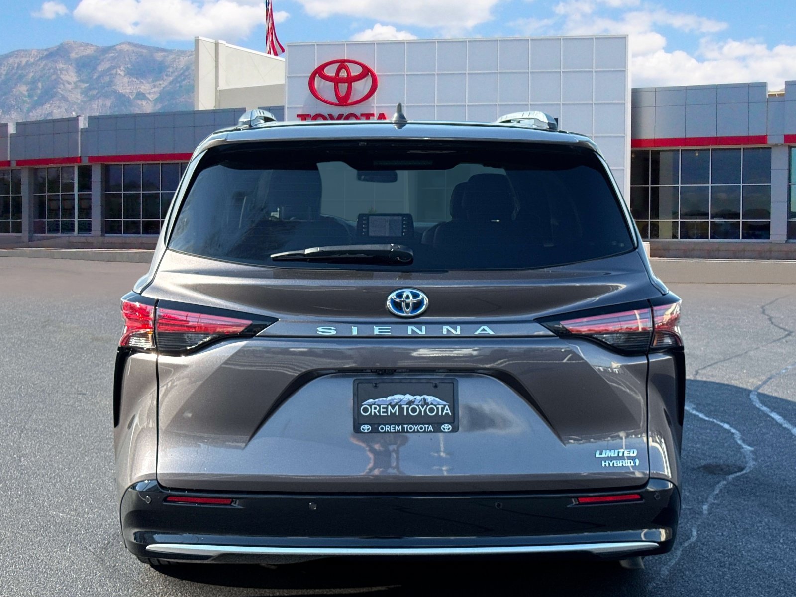 Used 2023 Toyota Sienna Limited FWD image 5
