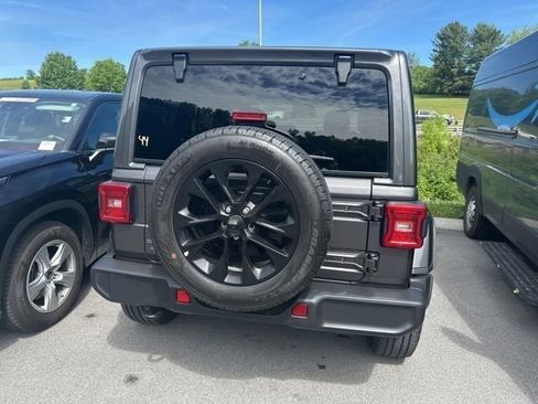 Used 2025 Jeep Wrangler Unlimited Sahara AWD/4WD image 19