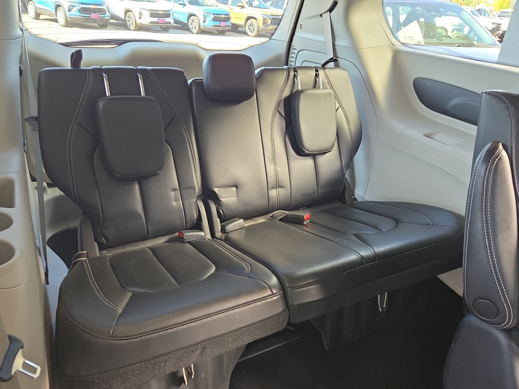 Used 2023 Chrysler Pacifica Touring-L FWD image 16