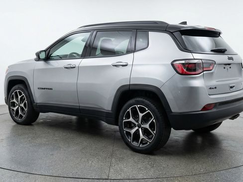 Used 2025 Jeep Compass Limited image 6