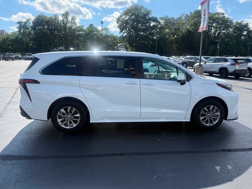 Certified 2025 Toyota Sienna LE FWD image 7