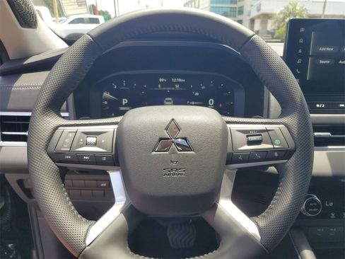 New 2025 Mitsubishi Outlander SE image 11