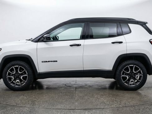 Used 2025 Jeep Compass Trailhawk image 5