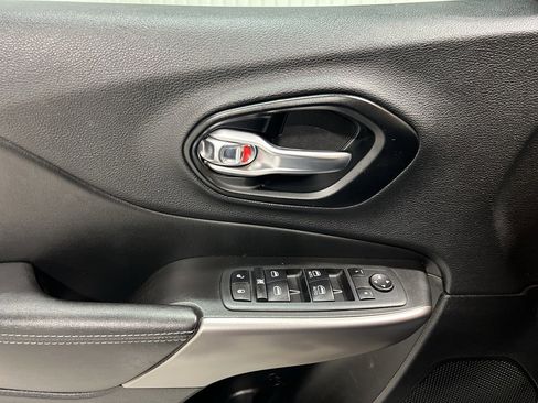 Used 2021 Jeep Cherokee Latitude w/ Mopar Interior Package image 21