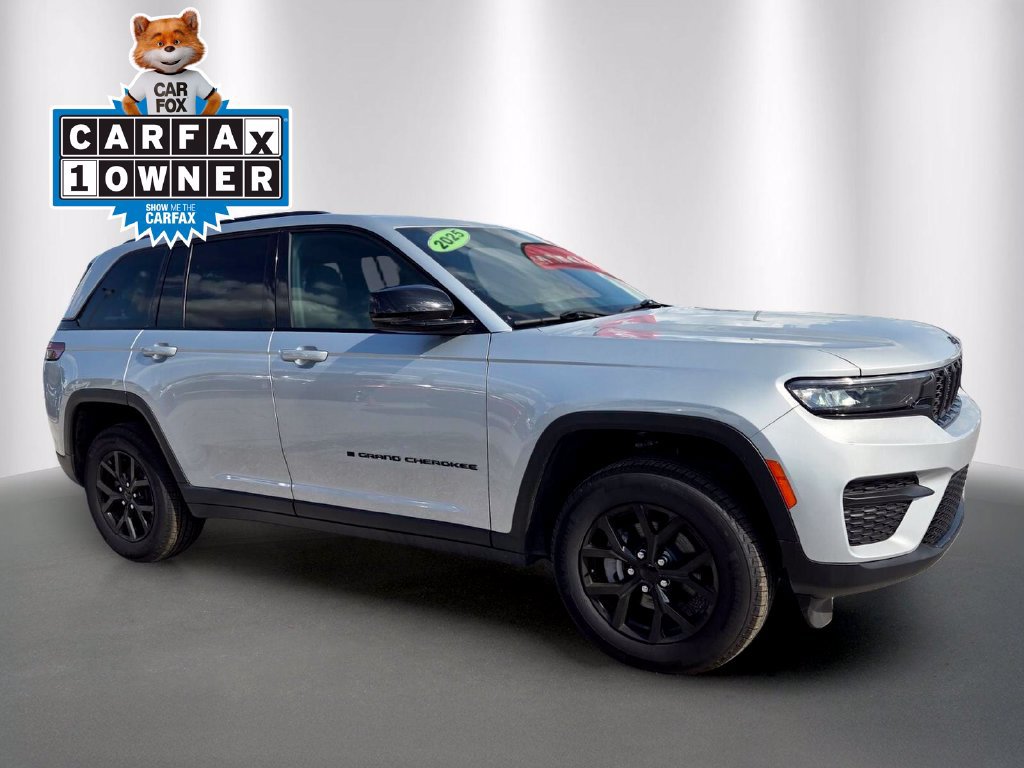 Used 2025 Jeep Grand Cherokee Altitude AWD/4WD image 2