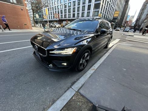 Certified 2023 Volvo V60 B5 Cross Country Plus AWD/4WD image 4