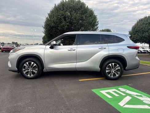 Used 2022 Toyota Highlander XLE FWD image 3