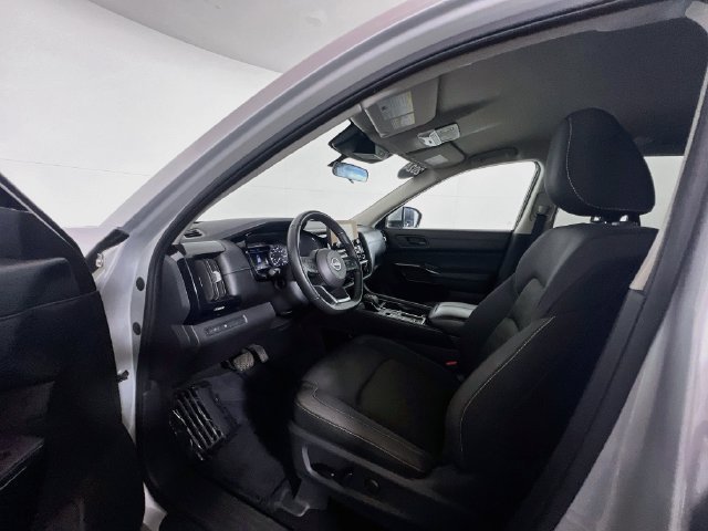 Used 2024 Nissan Pathfinder SV FWD image 13
