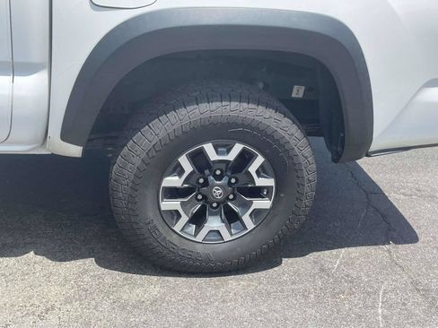 Used 2017 Toyota Tacoma TRD Off-Road w/ Premium & Technology Package AWD/4WD image 12