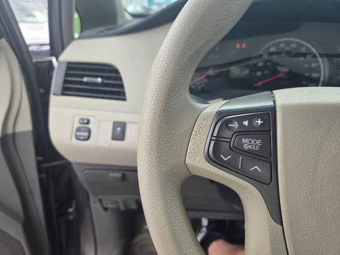 Used 2013 Toyota Sienna LE AWD/4WD image 32