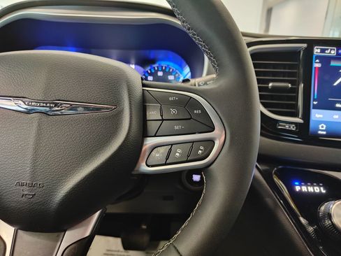 Used 2025 Chrysler Pacifica Select image 24