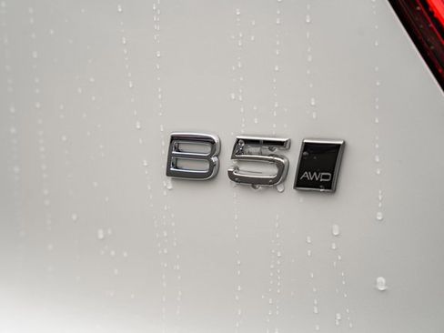 Certified 2025 Volvo XC40 B5 Ultra w/ Climate Package image 9