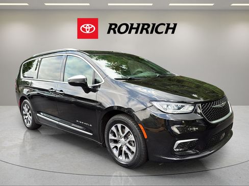 Used 2023 Chrysler Pacifica Pinnacle FWD image 4