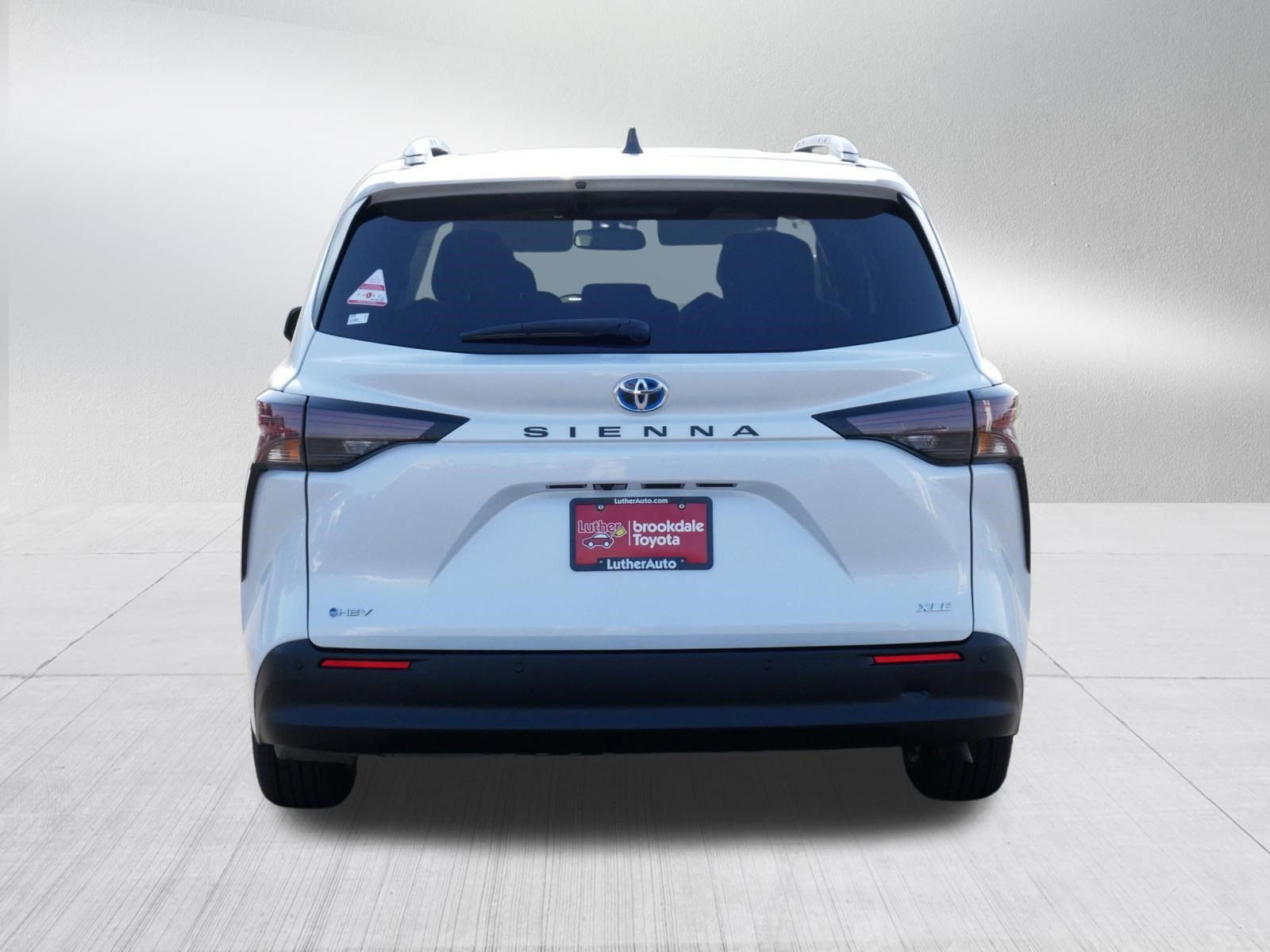 Certified 2025 Toyota Sienna XLE FWD image 6