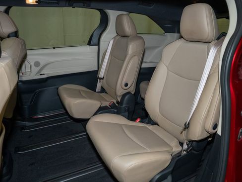 Used 2021 Toyota Sienna XLE image 9