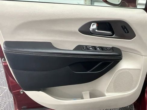 Used 2020 Chrysler Pacifica Touring-L Plus image 16