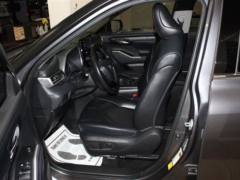 Used 2021 Toyota Highlander XLE AWD/4WD image 26