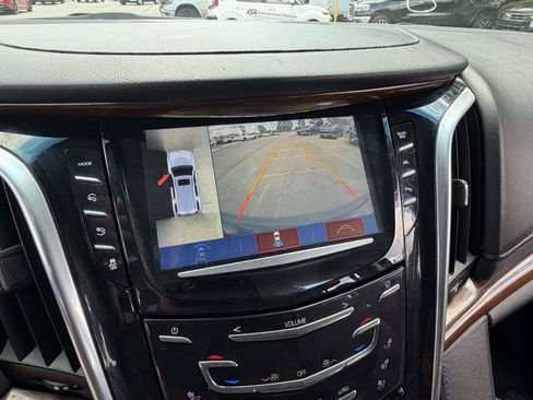 Used 2019 Cadillac Escalade ESV Luxury AWD/4WD image 9