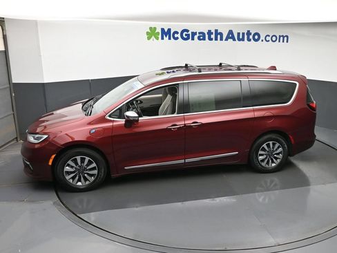 Used 2021 Chrysler Pacifica Limited w/ Premium & Safety Sphere Group FWD image 24