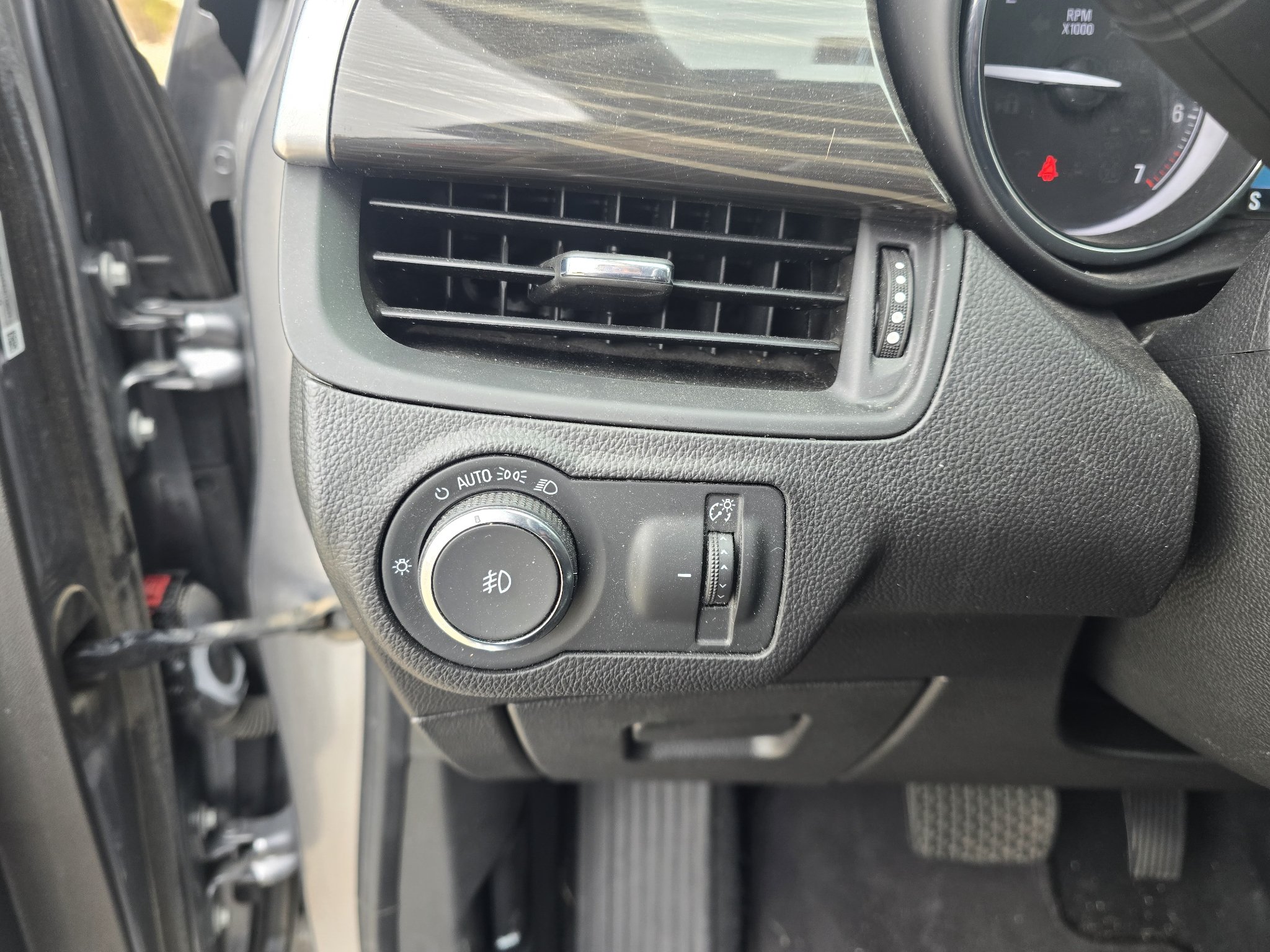 Used 2020 Buick Envision Essence AWD/4WD image 19