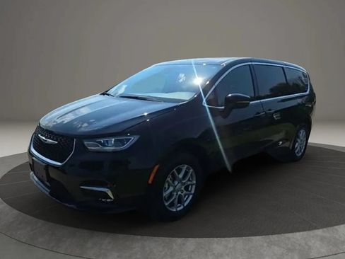 Used 2026 Chrysler Pacifica Select FWD image 3