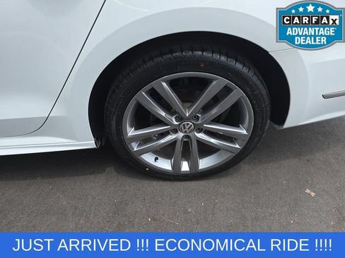 Used 2018 Volkswagen Passat 2.0T R-Line w/ R-Line Lighting Package FWD image 24