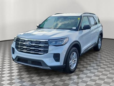 Used 2025 Ford Explorer Active AWD/4WD image 3