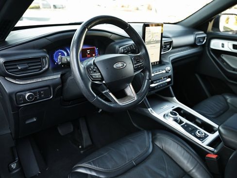 Used 2020 Ford Explorer Platinum w/ Premium Technology Package image 18