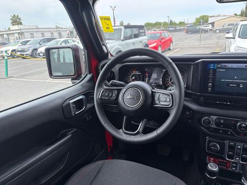 Used 2025 Jeep Wrangler Unlimited Rubicon image 33