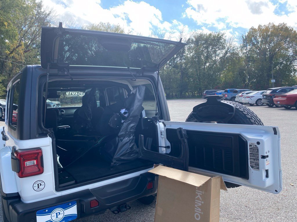 Used 2019 Jeep Wrangler Unlimited Sahara w/ Advanced Safety Group AWD/4WD image 8