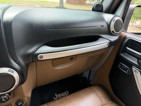 Used 2011 Jeep Wrangler Sahara w/ Connectivity Group AWD/4WD image 24