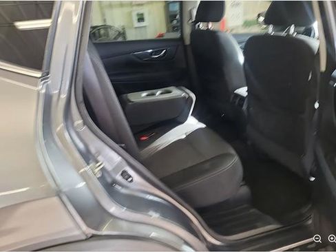 Used 2020 Nissan Rogue SV image 3