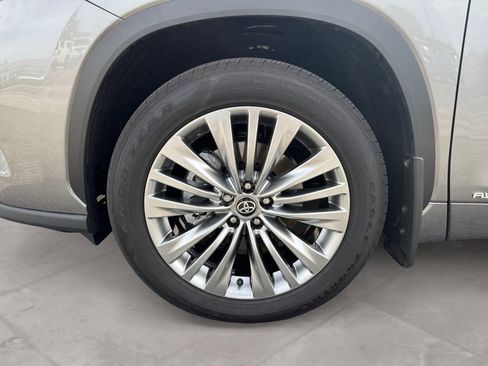 Used 2026 Toyota Highlander Platinum AWD/4WD image 14