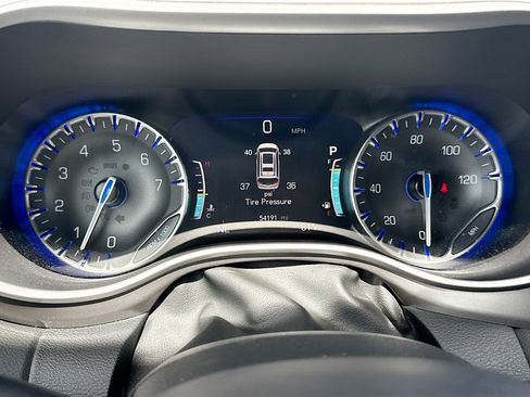Used 2025 Chrysler Pacifica Select FWD image 37