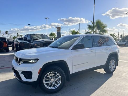 New 2025 Jeep Grand Cherokee Laredo image 3