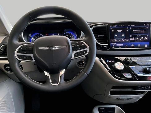 Used 2024 Chrysler Pacifica Touring-L FWD image 6