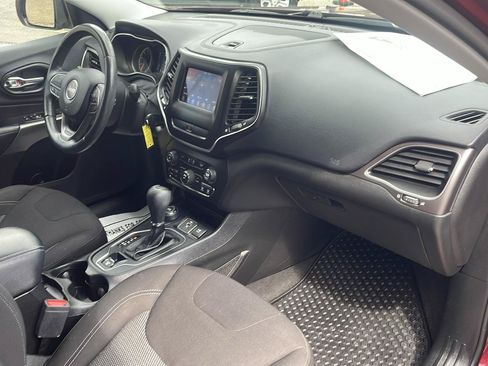 Used 2019 Jeep Cherokee Latitude w/ Cold Weather Group AWD/4WD image 17