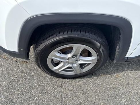 Used 2024 Jeep Compass Latitude image 12