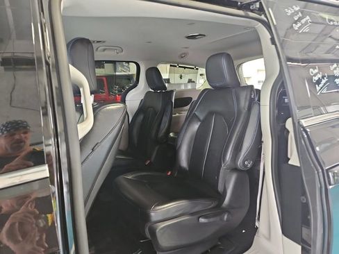 Used 2021 Chrysler Pacifica Touring-L w/ Uconnect Theater Family Group FWD image 10